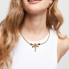 Collar corto ba&ntilde;ado en oro de 18k con lib&eacute;lula